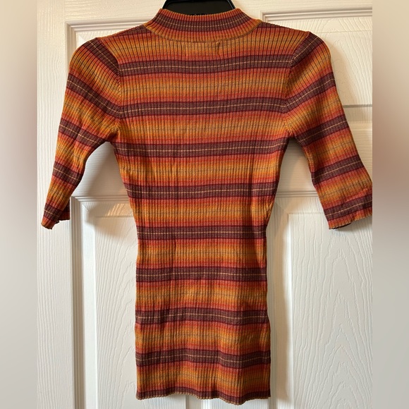 Fall colored quarter sleeve sweater. - Picture 2 of 2
